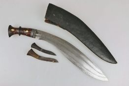 Nepal, Kukri um 1900, ungewöhnliche Klinge mit beidseitig 2 breiten Hohlkehlen, Holzgriff,