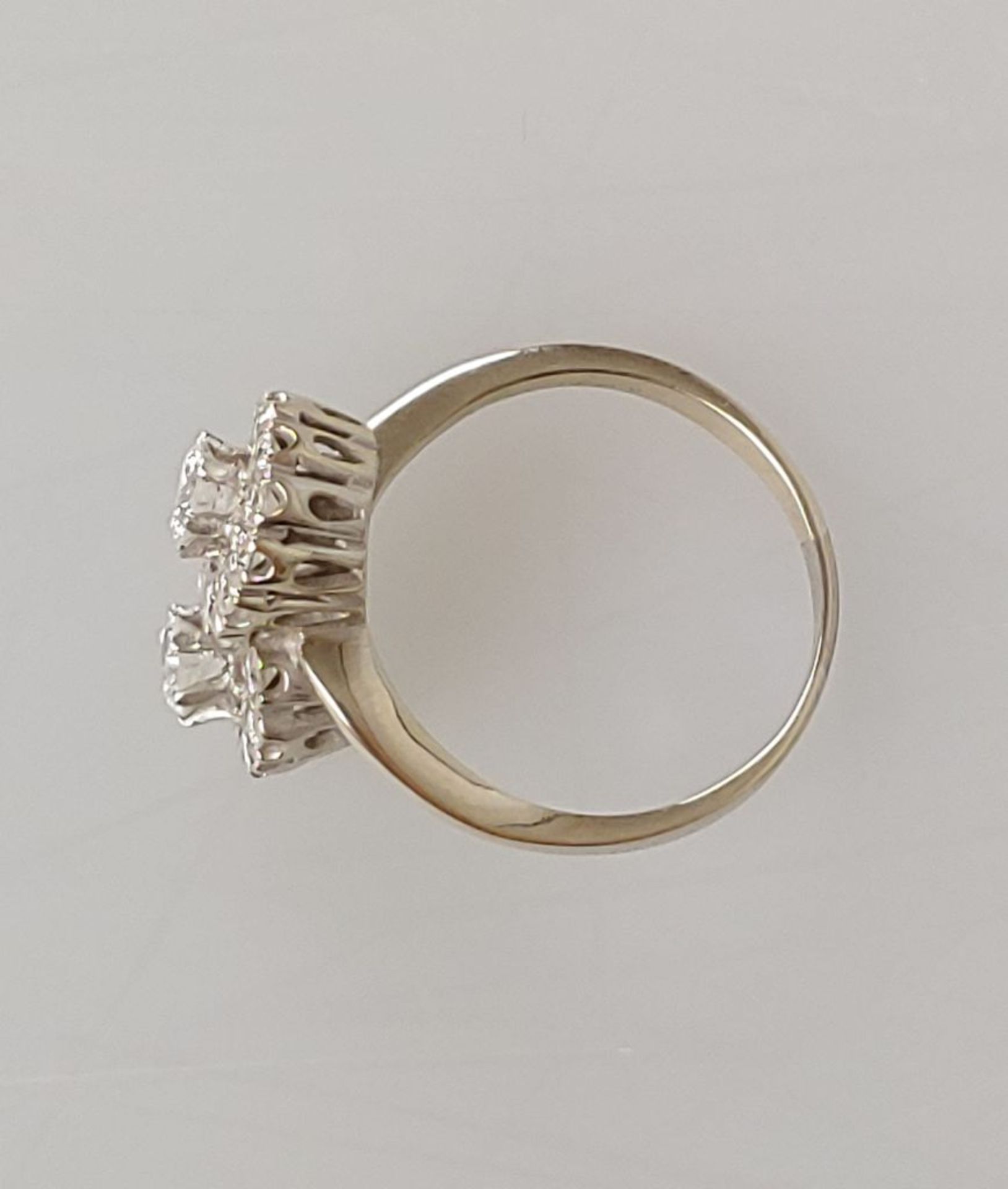 Brilliantring, 585er Weißgold, gestempelt. Ringkopf mit 2 aufgesetzte Diamanten von je ca. 0,30 ct - Bild 3 aus 3