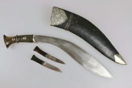 Nepal, Kukri um 1900, Klinge fein zisiliert, Horngriff mit kleinen Fehlstellen und Silberbeschlägen,