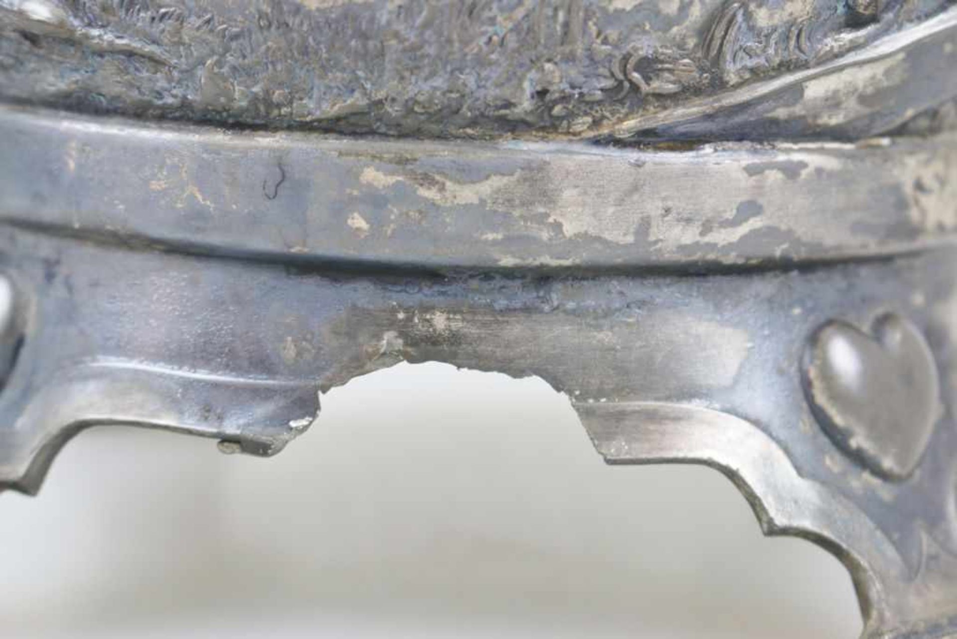 Sektkühler, WMFB, um 1900. Britannia-Metall, versilbert. Reliefierter Korpus auf vier Füßen. Auf der - Bild 3 aus 3