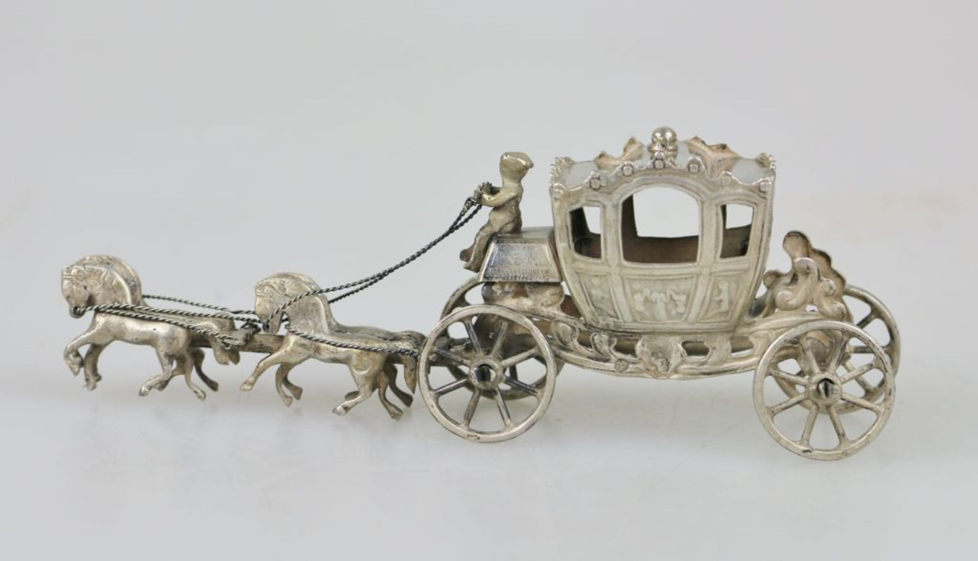 Miniatur-Kutsche, Silber, vollplastische Ausführung mit vier Pferden und Kutscher, Punze