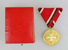 Preußen, Rote-Kreuz-Medaille III. Klasse, Buntmetall vergoldet an Dreiecksband und Eisen mit