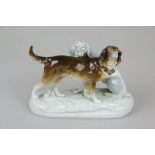 Royal Dux, Paar Jagdhunde, Porzellan farbig staffiert, grüne Stempelmarke, 20. Jh. L.: ca. 27 cm.- -