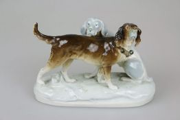 Royal Dux, Paar Jagdhunde, Porzellan farbig staffiert, grüne Stempelmarke, 20. Jh. L.: ca. 27 cm.- -