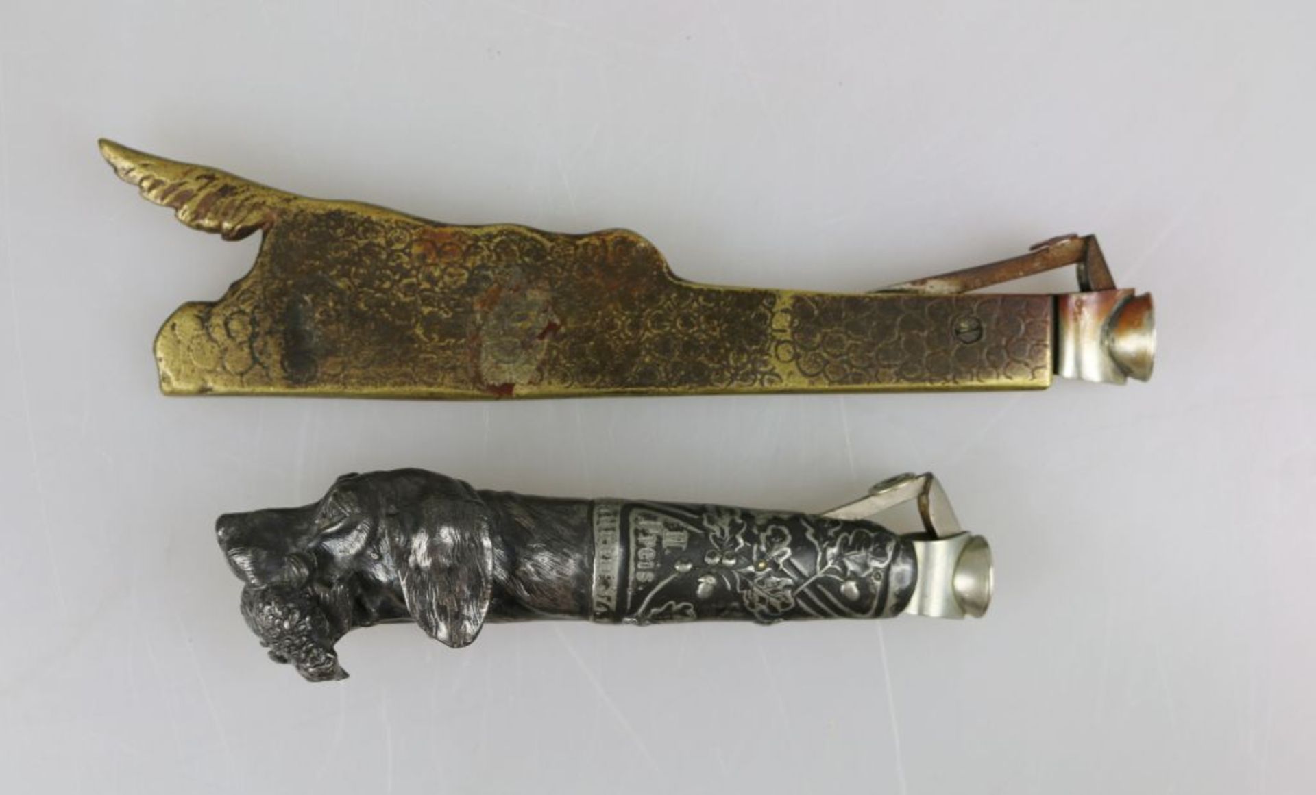 Paar Zigarrenabschneider, um 1900, Metall, Griff in Form eines Setters mit Beute im Maul bzw. - Bild 2 aus 2