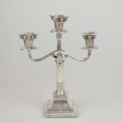 Kandelaber, 830er Silber (wohl dänisch), 3-flammig, 2-teilig, gewölbter Pyramidalstand mit