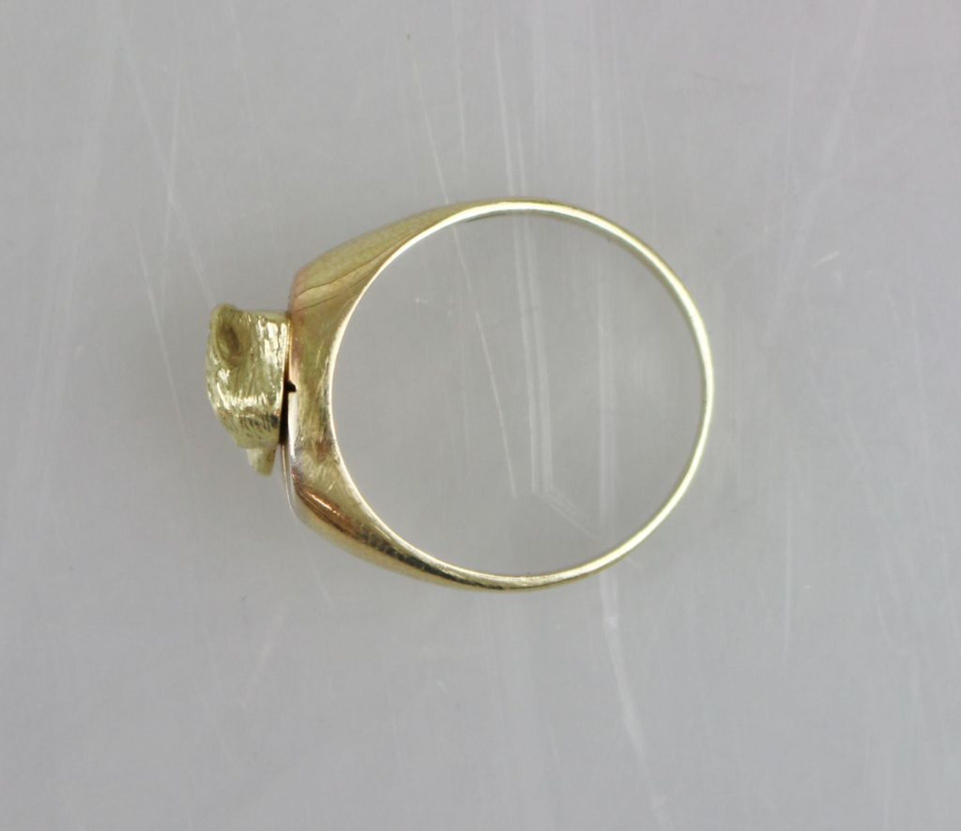Ring mit Setterkopf, 585er Gelbgold, gestempelt. Ovale Ringplatte mit eingeritztem Kreuz, darauf - Bild 2 aus 3