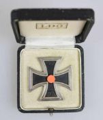 Eisernes Kreuz 1939 1. Klasse in Etui, leicht gewölbt, rückseitig an Nadel, Hersteller: Paul