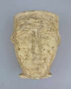 Kopf, eine Maske tragend, Stein/Quarzit, wohl Mittelmeerraum, Alter unbekannt. Der Kopf zu einer