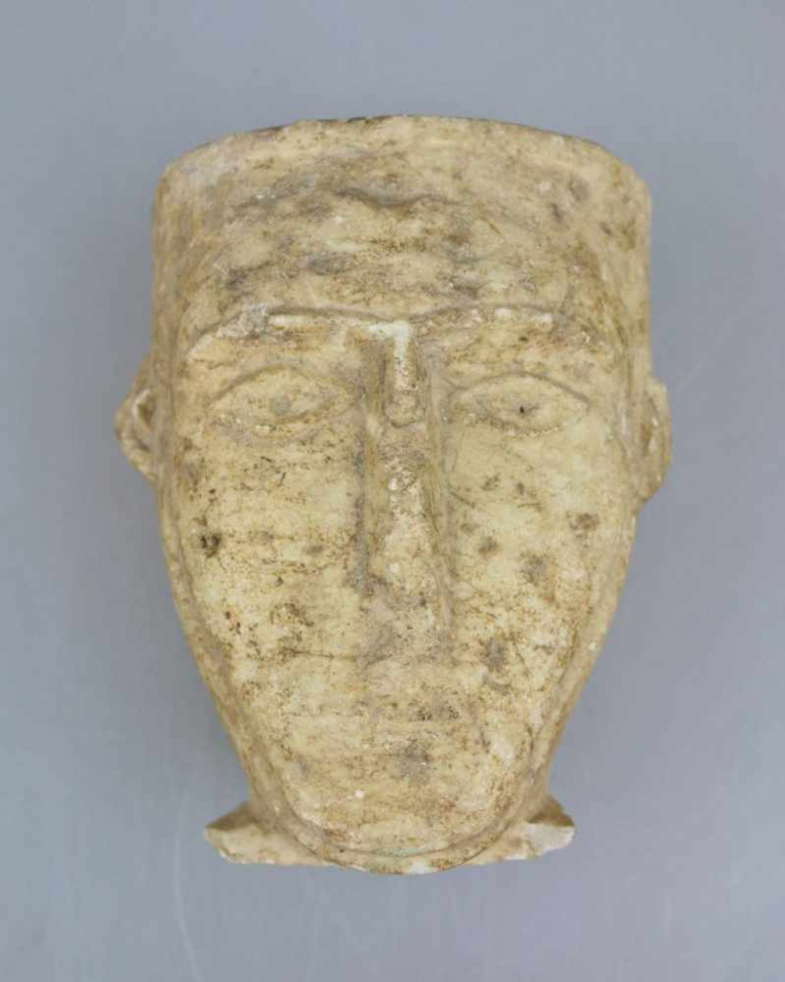 Kopf, eine Maske tragend, Stein/Quarzit, wohl Mittelmeerraum, Alter unbekannt. Der Kopf zu einer