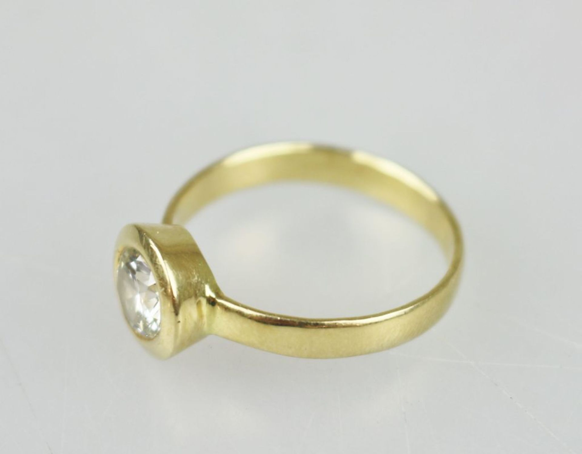 Solitärring mit Brillant, ca. 1,10 ct, 750er Gelbgold (geprüft), Gesamtgewicht: ca. 4,35 g. - Bild 3 aus 3