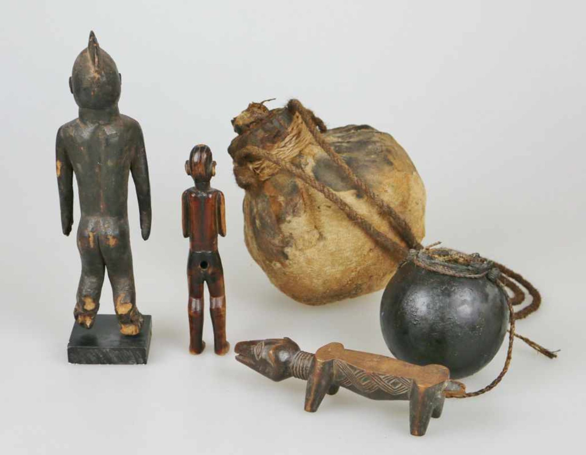 Drei Ritualfiguren und zwei Rundbehälter, Afrika, Holz geschnitzt und dunkel patiniert, Kürbis und - Image 2 of 2