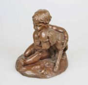 Figurengruppe "großer Putto mit Setter und Frosch" auf runder Plinthe, wohl Bronze patiniert, 20.