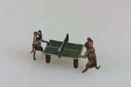 Wiener Bronze, "Zwei Möpse beim Tischtennis spielen", 1. H. 20. Jh., polychrom gefasst, Bemalung