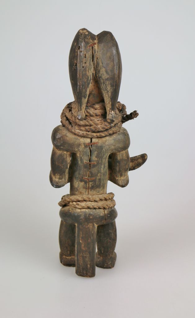 Afrikanische Ritualfigur, wohl Baule, Holz. Männliche Figur, vor der Brust ein Gefäß haltend, um - Image 2 of 3