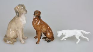 Konvolut Porzellanfiguren, drei Irish Setter, 20. Jh., teilweise polychrom gefasst, gemarkt,