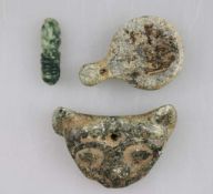 Drei Anhänger aus bearbeitetem Stein, Mittelmeerraum, wohl Antike, einmal als Katzenkopf (Maße: 6,