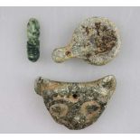 Drei Anhänger aus bearbeitetem Stein, Mittelmeerraum, wohl Antike, einmal als Katzenkopf (Maße: 6,