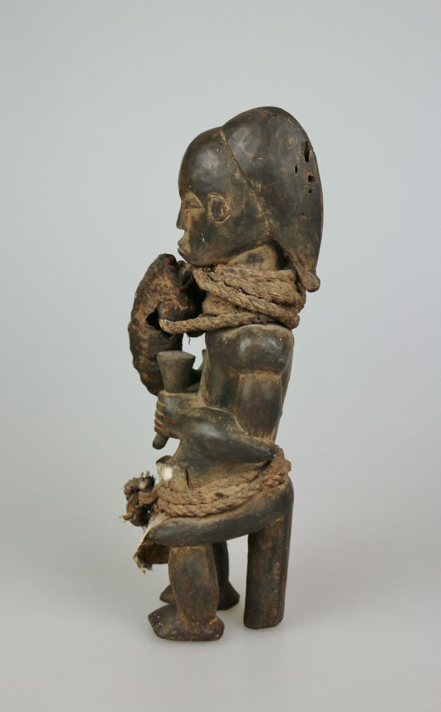 Afrikanische Ritualfigur, wohl Baule, Holz. Männliche Figur, vor der Brust ein Gefäß haltend, um - Image 3 of 3