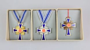 Ehrenkreuze der Deutschen Mutter (Mutterkreuz) am Band, 1, 2 und 3 Stufe in Gold, Silber und
