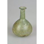 Glasflasche, evtl. nach römischem Vorbild, kugeliger, leicht gestauchter Korpus mit Enghals. H.:
