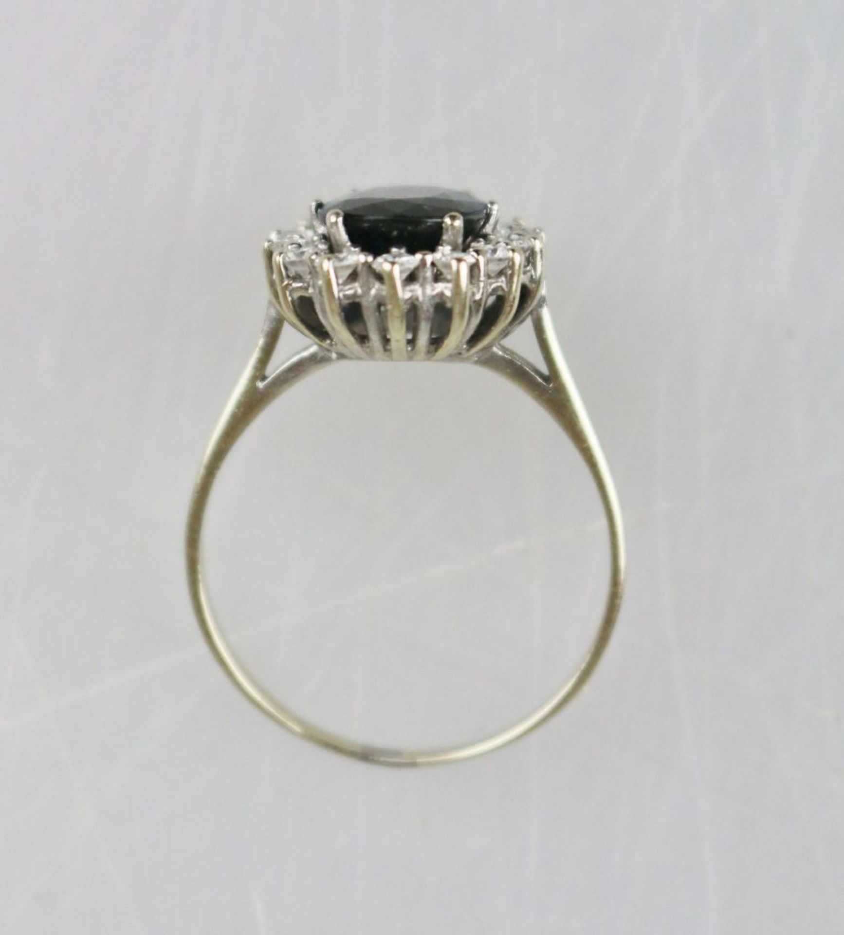 Saphier-Ring, 585er Weißgold, Saphier in Ovalschliff, ca. 1,85 ct, dieser umfasst von 14 lupenreinen - Bild 3 aus 4