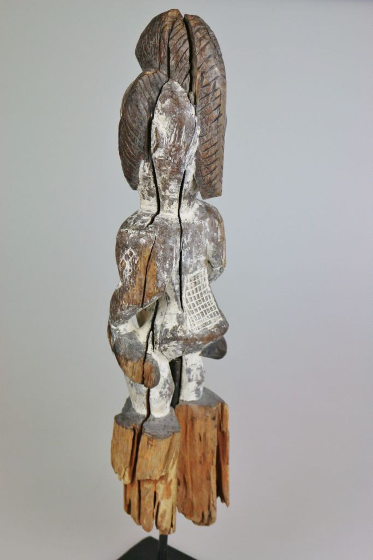 PUNU Figur, GABUN, Holz, gefasst. Wächterfigur "okuyi" der Punu, mit Resten alter Kaolinfassung. - Bild 3 aus 4