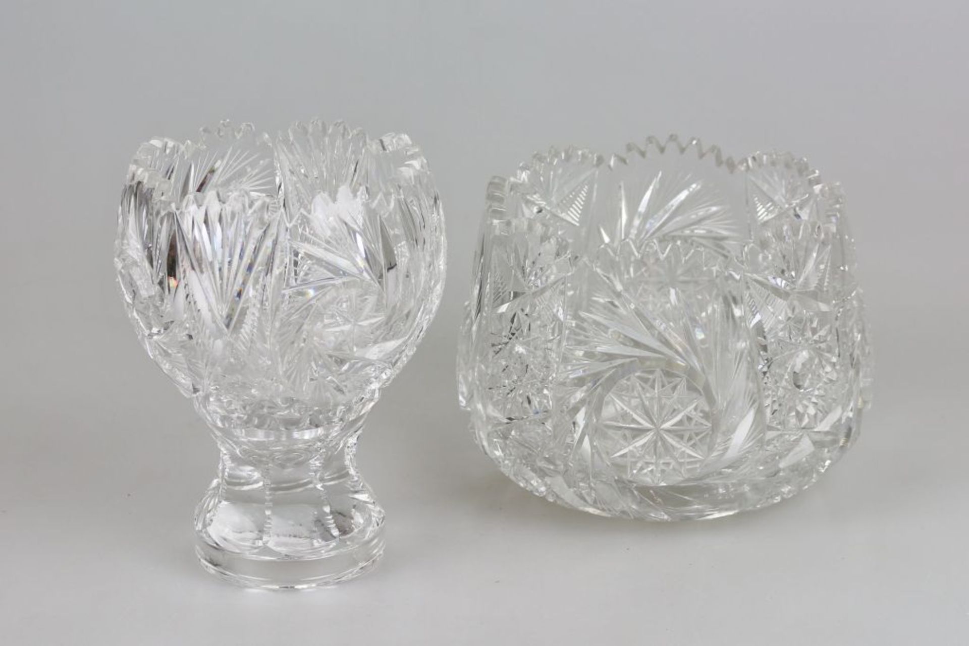 Zweiteilige Tischaufsatz aus facettiertem Bleikristall in Form eines Pokales, massiv beschliffen, - Image 2 of 2
