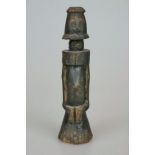 DOGON, Mali, Holz mit dunkelbrauner Patina, sitzende Figur, überlängter Rumpf, am Korpus eng