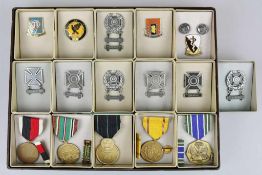 Kleine Sammlung von 16 verschiedenen Abzeichen und Medaillen der Streitkräfte der Vereinigten