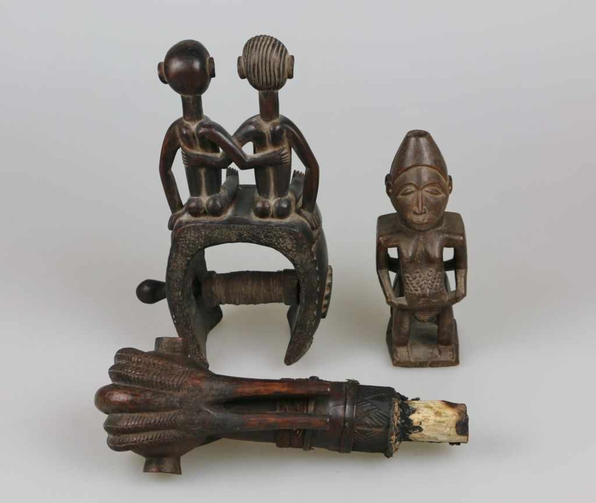 Drei Ritualfiguren, Afrika, wohl Baule u.a., Holz geschnitzt u. weitere Materialien, zweiseitige - Bild 2 aus 2