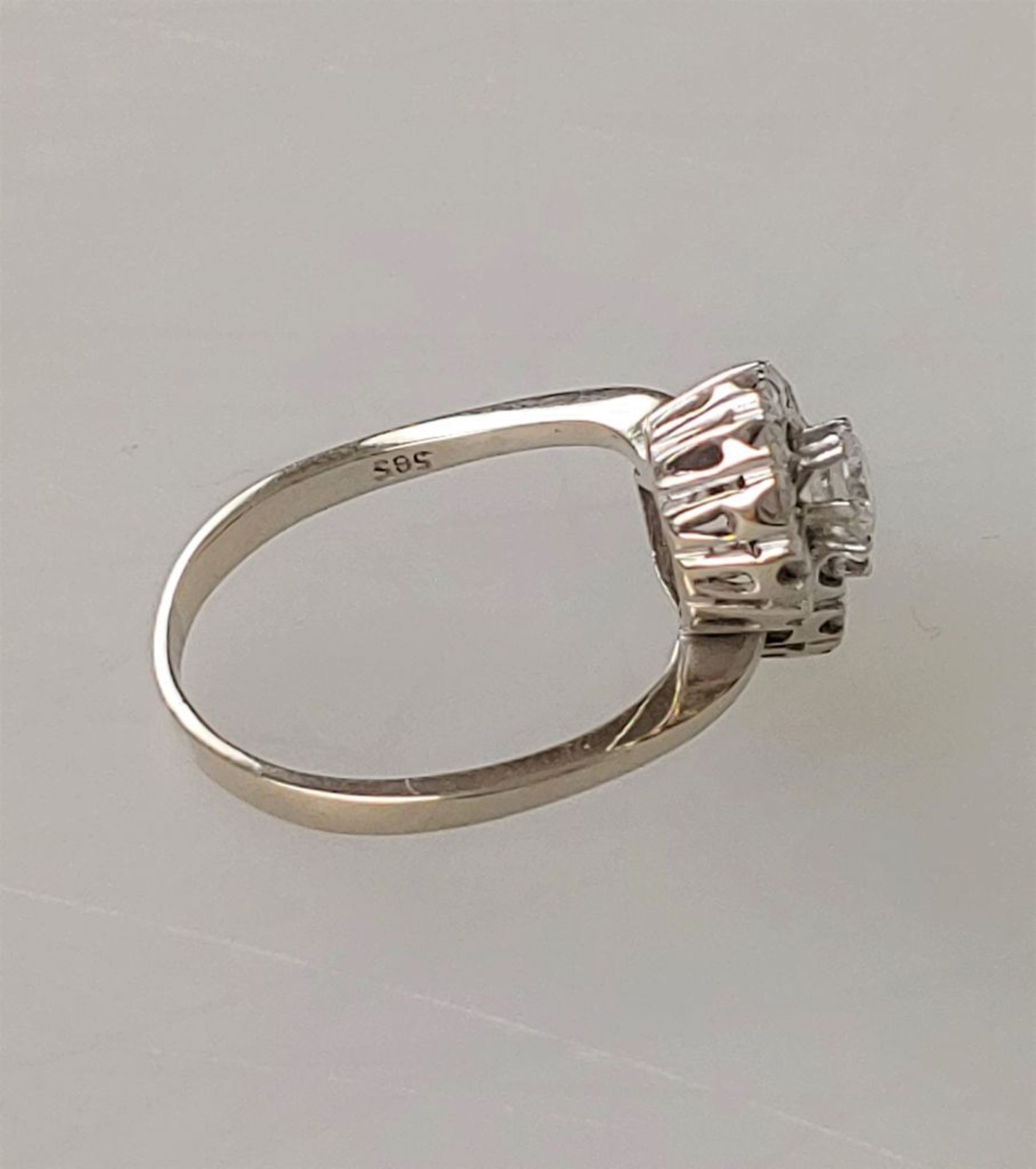 Brilliantring, 585er Weißgold, gestempelt. Ringkopf mit 2 aufgesetzte Diamanten von je ca. 0,30 ct - Bild 2 aus 3