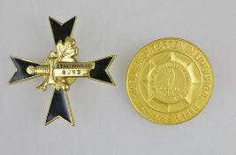 Abzeichen des Bundes ehemaliger Stalingrad-Kämpfer und Abzeichen des 20. Bundestreffen ehemaliger