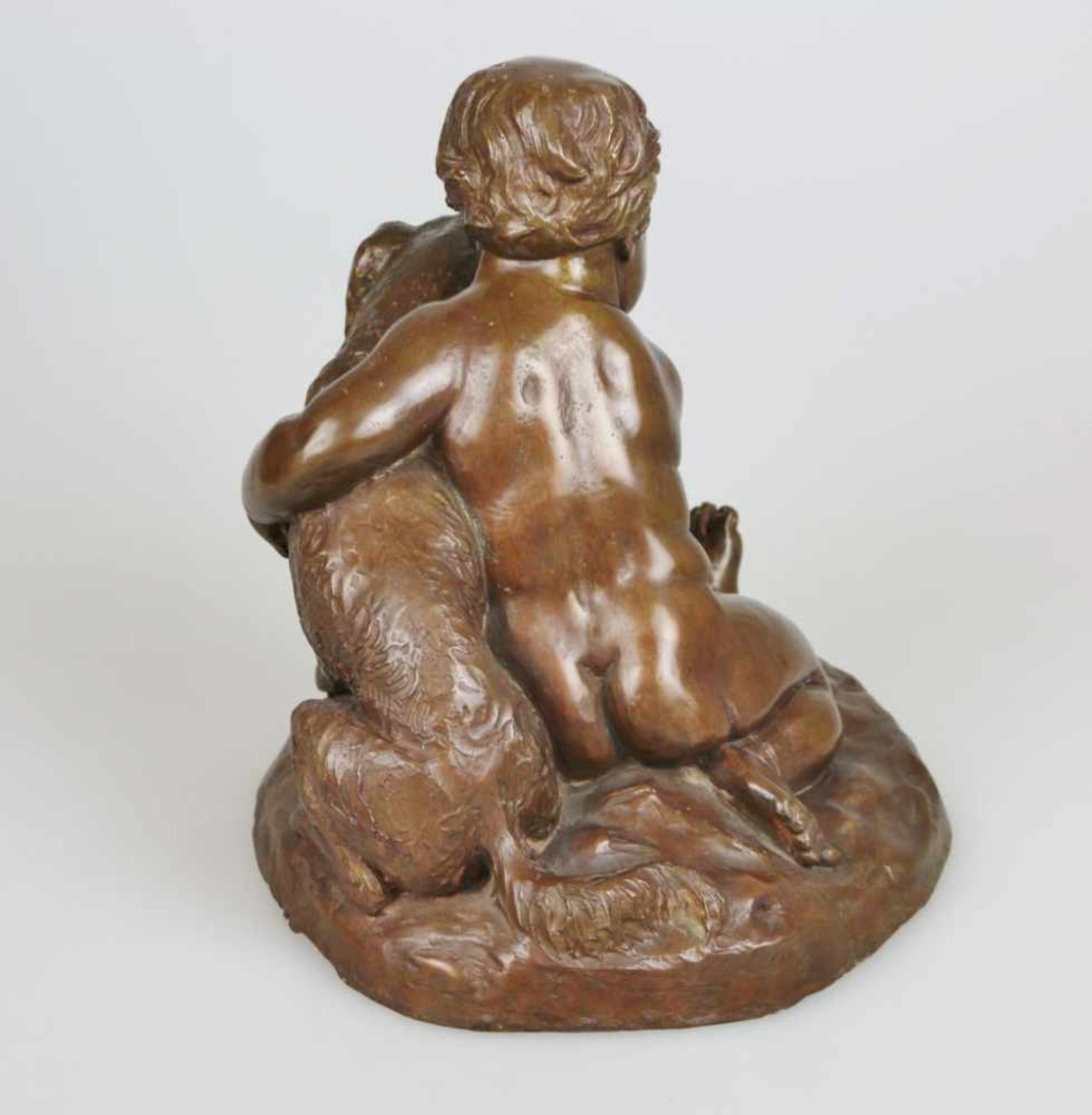 Figurengruppe "großer Putto mit Setter und Frosch" auf runder Plinthe, wohl Bronze patiniert, 20. - Bild 2 aus 2