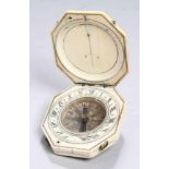 Elfenbein-Kompass, Frankreich, um 1680, achteckiges Elfenbeingehäuse mit scharniertemDeckel, in