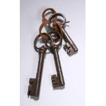 Drei Barock-Schlüssel, 18. Jh., unterschiedliche Formen und Größen aus Eisen, alsHohlschlüssel