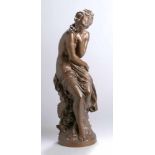 Bronze-Plastik, "Nackte junge Dame auf Felssockel sitzend, eingehüllt in faltenreichdrappiertes