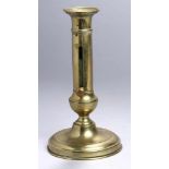 Biedermeier Messing-Schiebeleuchter, 1-flg., dt., um 1820, Rundstand, vasenförmiger Nodus,