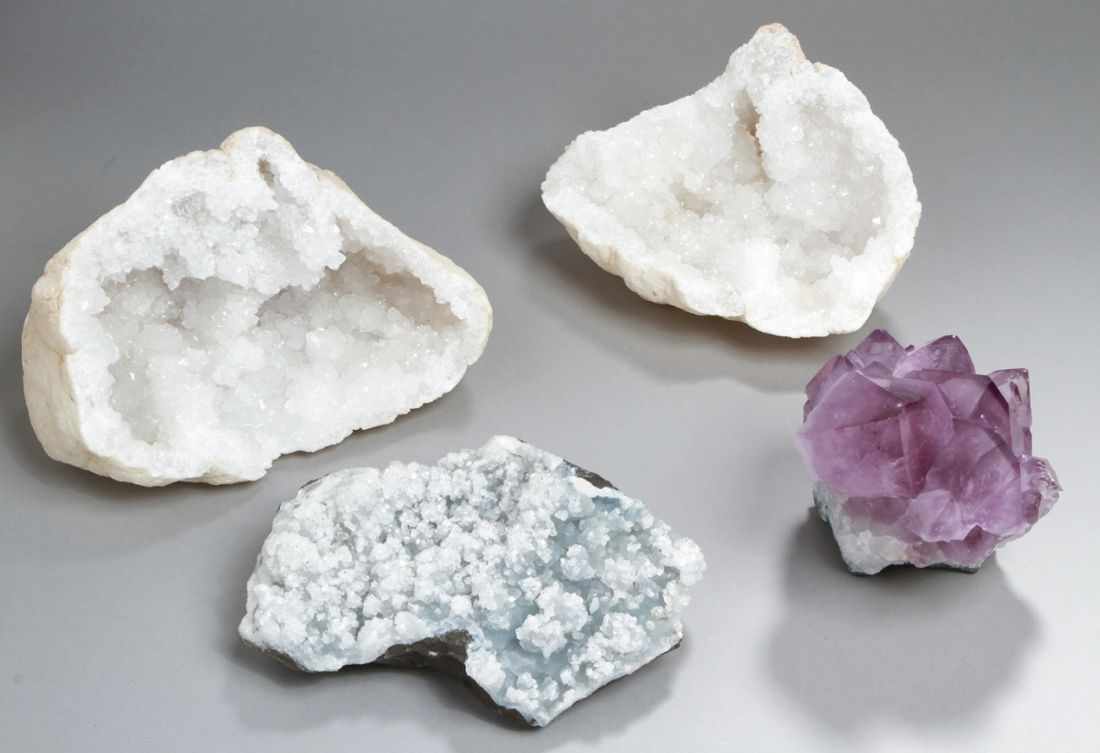 Konvolut Mineralien, 4-tlg., Amethyst, Bergkristall, etc., unterschiedliche Größen, zus.ca. 5,5 kg.