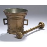 Bronze-Mörser mit Pistill, 18./19. Jh., runder Stand, Zylinderkorpus mit ausschwingenderMündung,