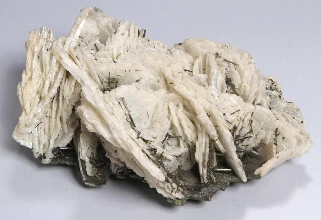 Mineral, "Albit (Clevelandit) mit Turmalin (aus Brasilien)", naturgewachsene, kristallineAusformung,