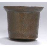 Bronze-Mörser, 16./17. Jh., tanzender Boden, schöne, dunkelbraune, speckige Alterspatina,H 8,5 cm,