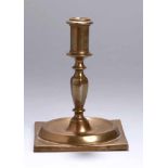 Bronze-Leuchter, 1-flg., 17./18. Jh., quadratische Sockelplatte, Rundfuß mitBalusterschaft und