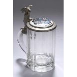 Studenten-Glasbierkrug, dt., 1931, farbloses Glas, frontseitiger Facettenschliff,ohrförmiger Henkel,