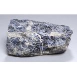 Mineral, "Sodalith", naturgewachsene, blau-schwarz marmorierte Ausformung mit weißerÄderung, ca. 8,5