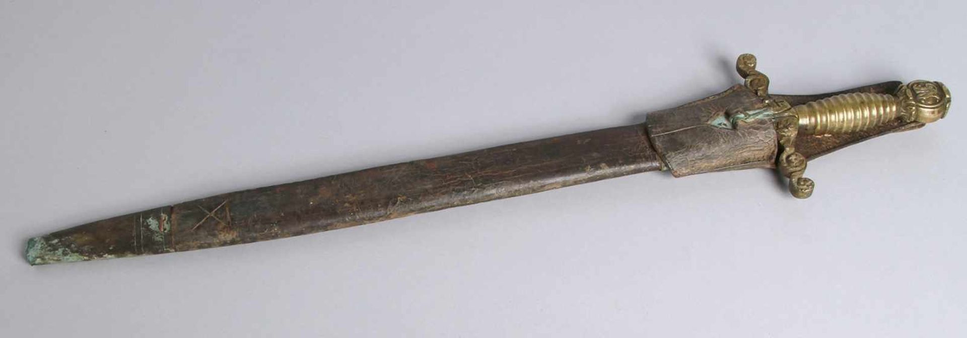 Kurzschwert, 19. Jh., spitz zulaufende Stahlklinge, gegossener Messinggriff mitParierstange und