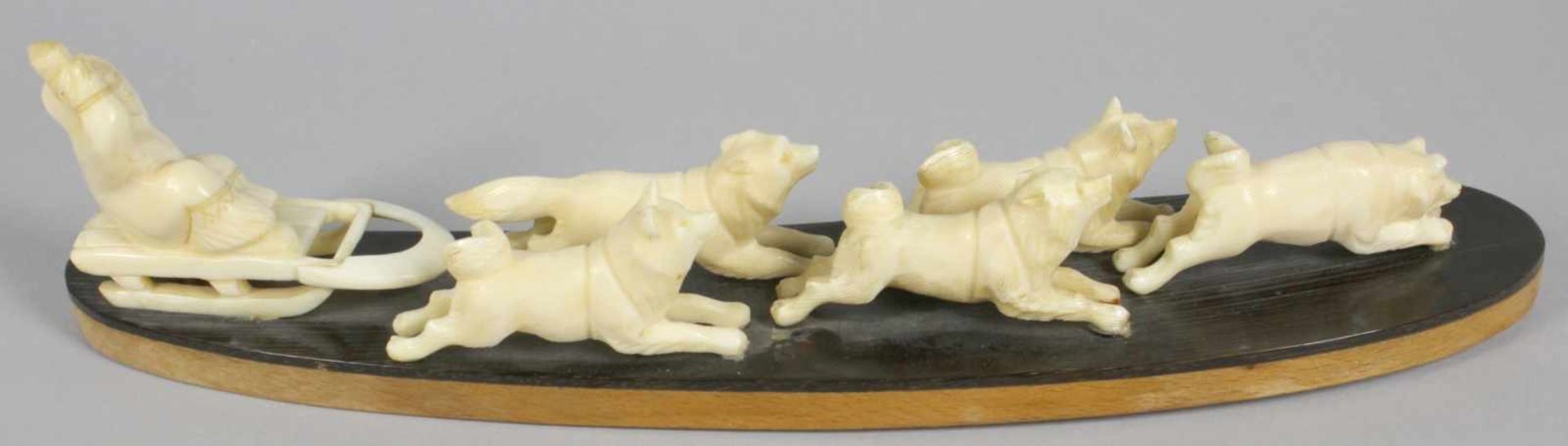 Tierzahn-Plastik, "Schlittenfahrt", Inuit-Kunst., Mitte 20. Jh., auf HolzplintheSchnitzarbeit in - Bild 2 aus 3