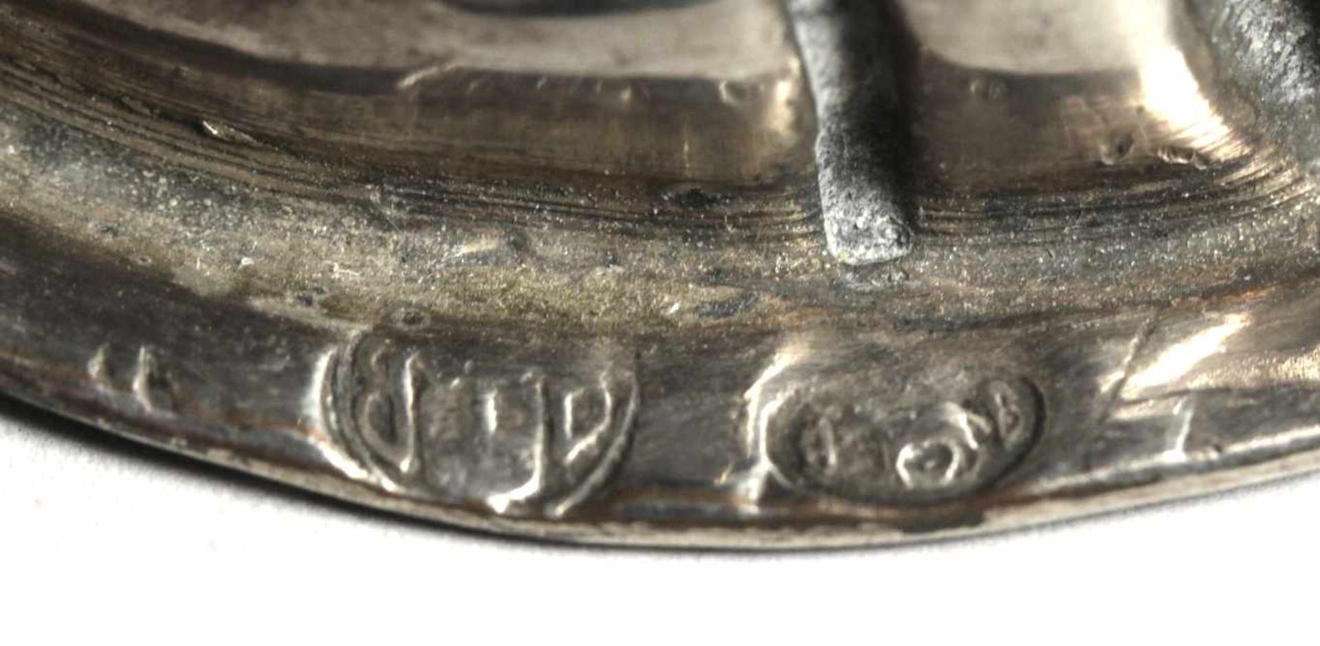 Metall-Ziervase, dt., 18. Jh., umlaufend 3-fach rapportierendes, reliefplastischgetriebenes Blatt- - Bild 2 aus 3