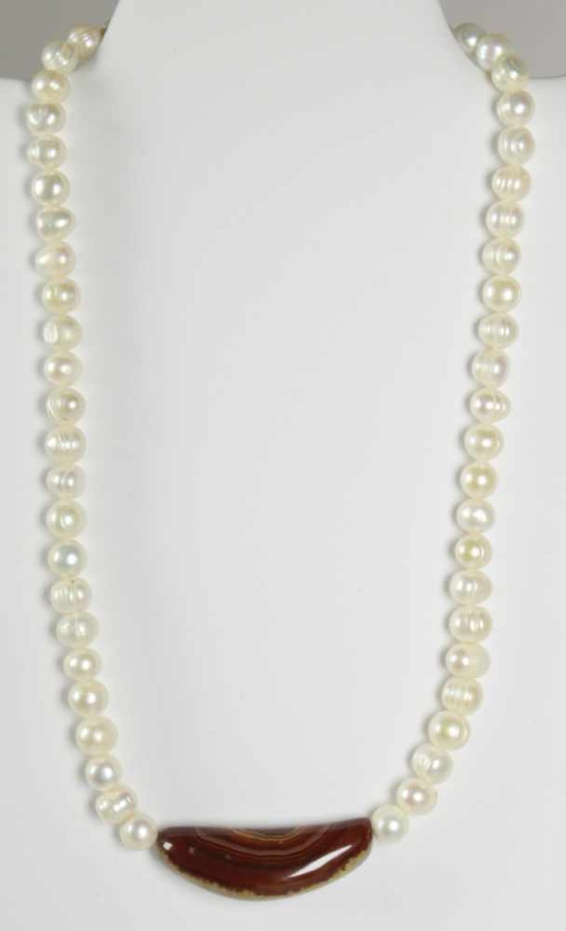 Süsswasserperlen-Halskette, Choker gefädelt, D ca. 9 mm, Farbe: weiß, Mittelteil gefertigtaus Achat,