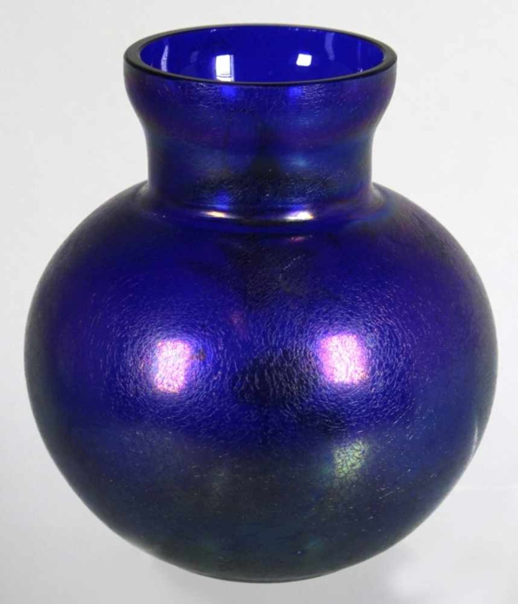 Glas-Ziervase, Böhmen, um 1900, kobaltblaues Glas, matt lüstriert, Schauseite dekoriertmit - Bild 2 aus 3